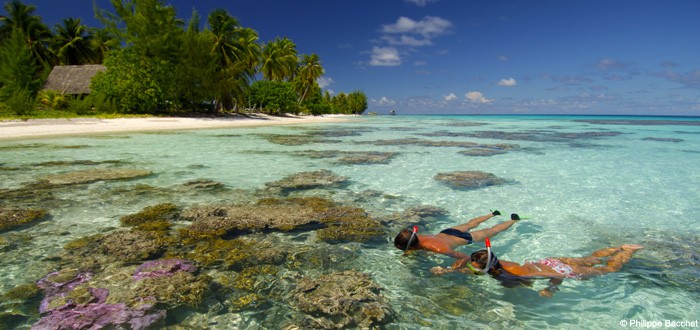 Romantic swim in the lagoon of Fakarava